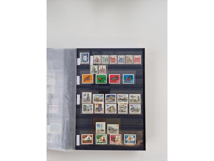 1920/2001, postfrischer, ungebrauchte und gestempelter Bestand in 8 großen Kartons, dabei Sammlungen Bund mit Posthorn, Berli