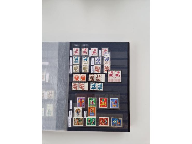 1920/2001, postfrischer, ungebrauchte und gestempelter Bestand in 8 großen Kartons, dabei Sammlungen Bund mit Posthorn, Berli