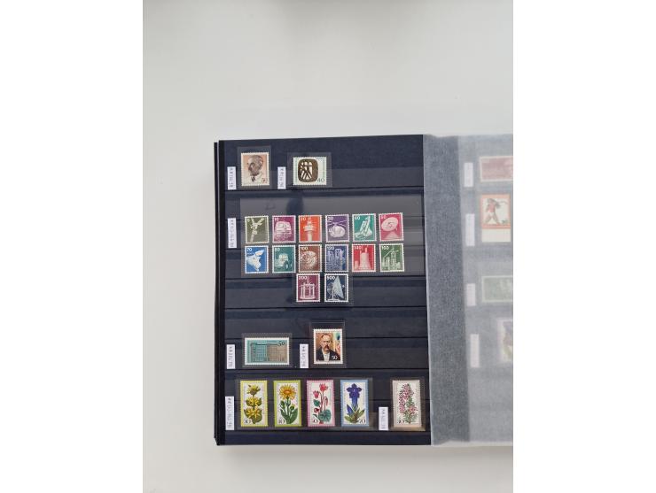 1920/2001, postfrischer, ungebrauchte und gestempelter Bestand in 8 großen Kartons, dabei Sammlungen Bund mit Posthorn, Berli