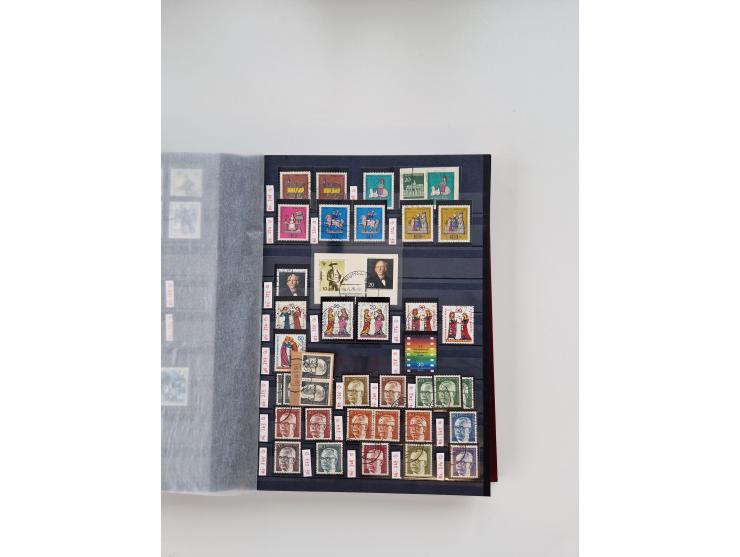 1920/2001, postfrischer, ungebrauchte und gestempelter Bestand in 8 großen Kartons, dabei Sammlungen Bund mit Posthorn, Berli