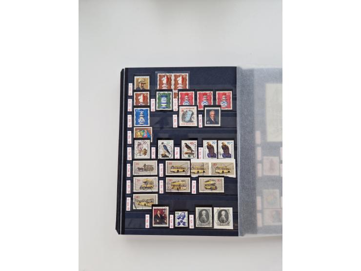 1920/2001, postfrischer, ungebrauchte und gestempelter Bestand in 8 großen Kartons, dabei Sammlungen Bund mit Posthorn, Berli