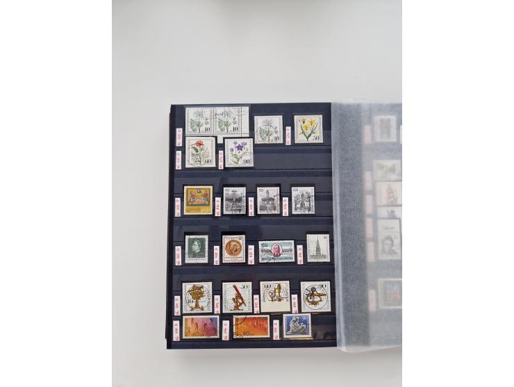 1920/2001, postfrischer, ungebrauchte und gestempelter Bestand in 8 großen Kartons, dabei Sammlungen Bund mit Posthorn, Berli