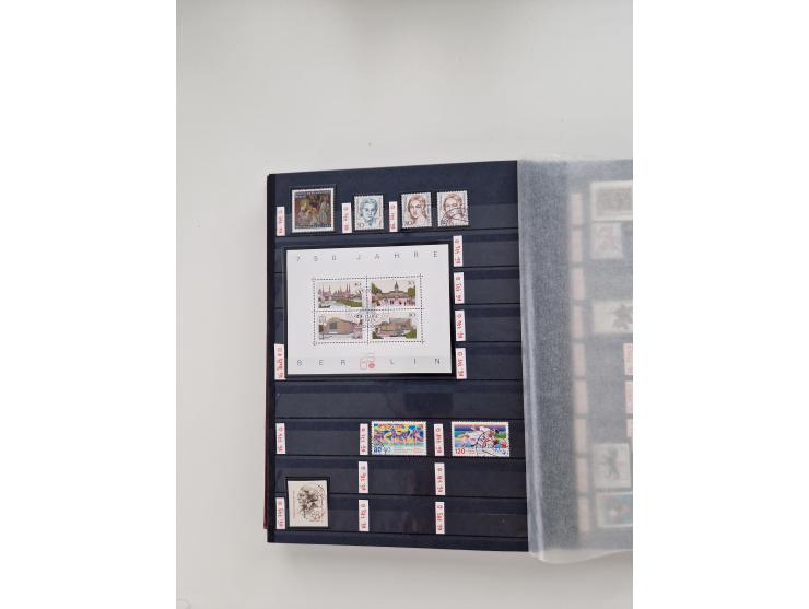 1920/2001, postfrischer, ungebrauchte und gestempelter Bestand in 8 großen Kartons, dabei Sammlungen Bund mit Posthorn, Berli