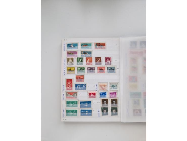 1920/2001, postfrischer, ungebrauchte und gestempelter Bestand in 8 großen Kartons, dabei Sammlungen Bund mit Posthorn, Berli