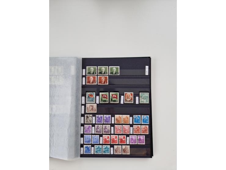 1920/2001, postfrischer, ungebrauchte und gestempelter Bestand in 8 großen Kartons, dabei Sammlungen Bund mit Posthorn, Berli