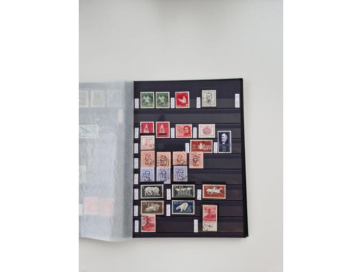 1920/2001, postfrischer, ungebrauchte und gestempelter Bestand in 8 großen Kartons, dabei Sammlungen Bund mit Posthorn, Berli