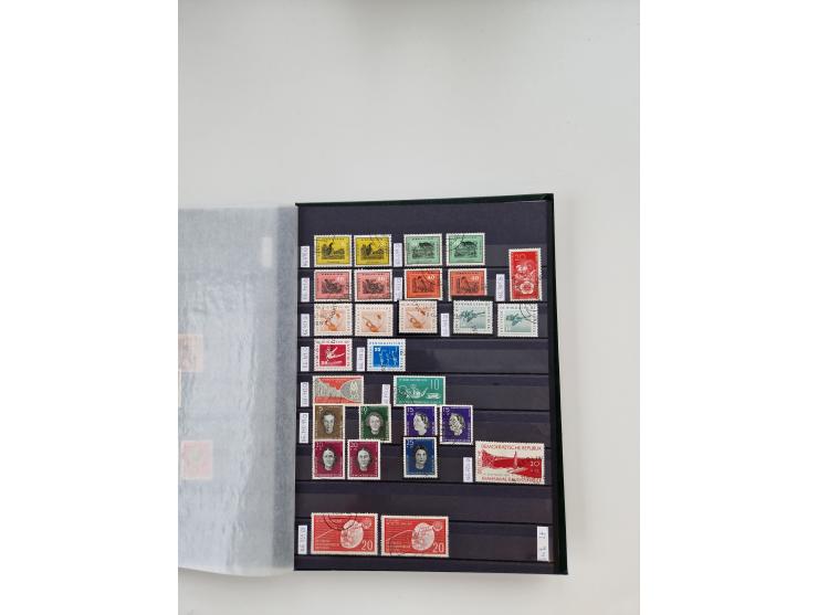 1920/2001, postfrischer, ungebrauchte und gestempelter Bestand in 8 großen Kartons, dabei Sammlungen Bund mit Posthorn, Berli