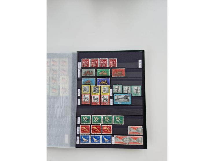 1920/2001, postfrischer, ungebrauchte und gestempelter Bestand in 8 großen Kartons, dabei Sammlungen Bund mit Posthorn, Berli