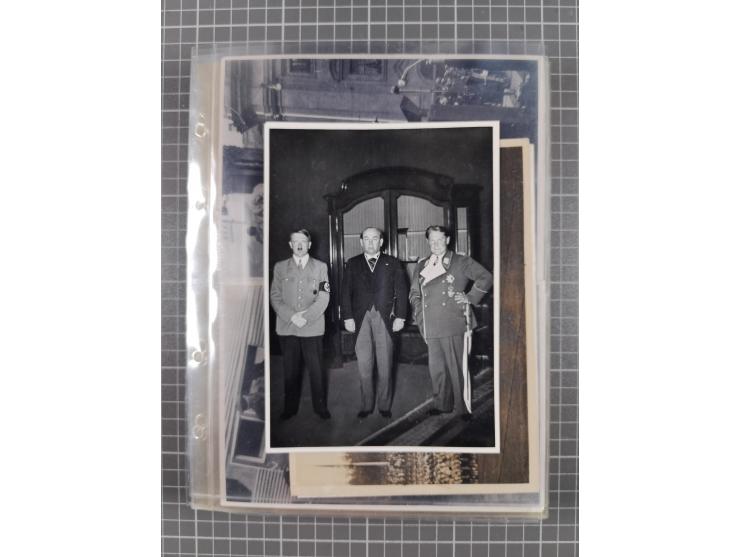 1933/45, Propaganda, 2 Alben mit 310 Belegen, alle zum Thema: A. Hitler, das Gesicht des Hauptkriegsverbrechers-verantwortlic