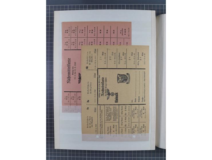 1933/45, Propaganda, 2 Alben mit 310 Belegen, alle zum Thema: A. Hitler, das Gesicht des Hauptkriegsverbrechers-verantwortlic