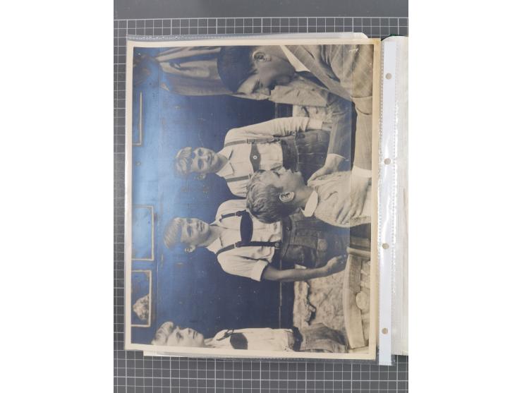 1933/45, Propaganda, 2 Alben mit 310 Belegen, alle zum Thema: A. Hitler, das Gesicht des Hauptkriegsverbrechers-verantwortlic