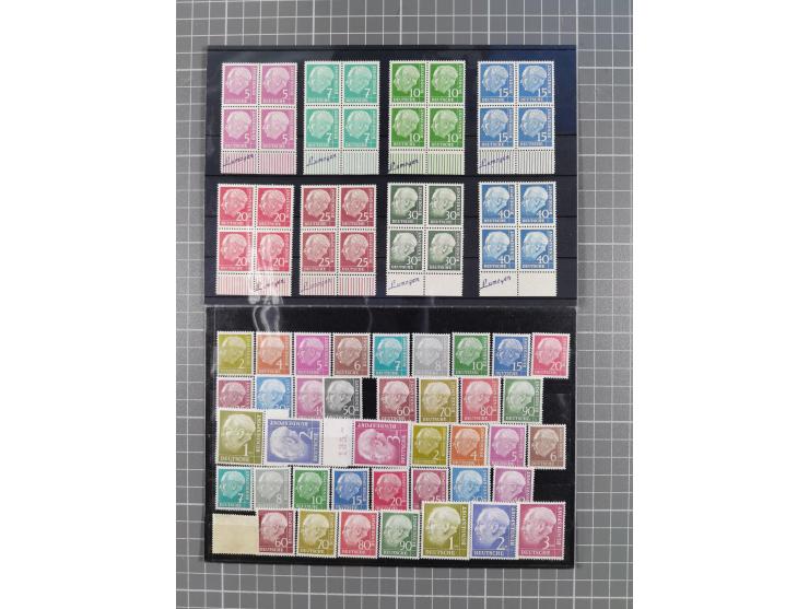 1954/60, Heuß, meist postfrische Lagerpartie, dabei etwa 13 kpl. Sätze und vier 4er-Blocks 50 Pfg., teils signiert, 3 Atteste