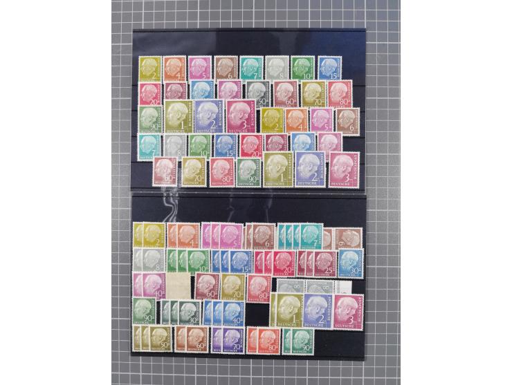 1954/60, Heuß, meist postfrische Lagerpartie, dabei etwa 13 kpl. Sätze und vier 4er-Blocks 50 Pfg., teils signiert, 3 Atteste