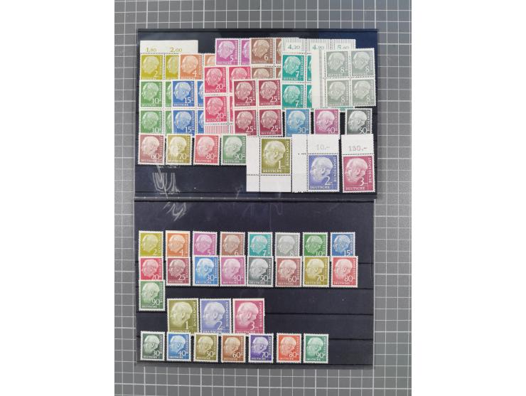 1954/60, Heuß, meist postfrische Lagerpartie, dabei etwa 13 kpl. Sätze und vier 4er-Blocks 50 Pfg., teils signiert, 3 Atteste