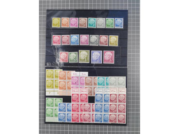 1954/60, Heuß, meist postfrische Lagerpartie, dabei etwa 13 kpl. Sätze und vier 4er-Blocks 50 Pfg., teils signiert, 3 Atteste