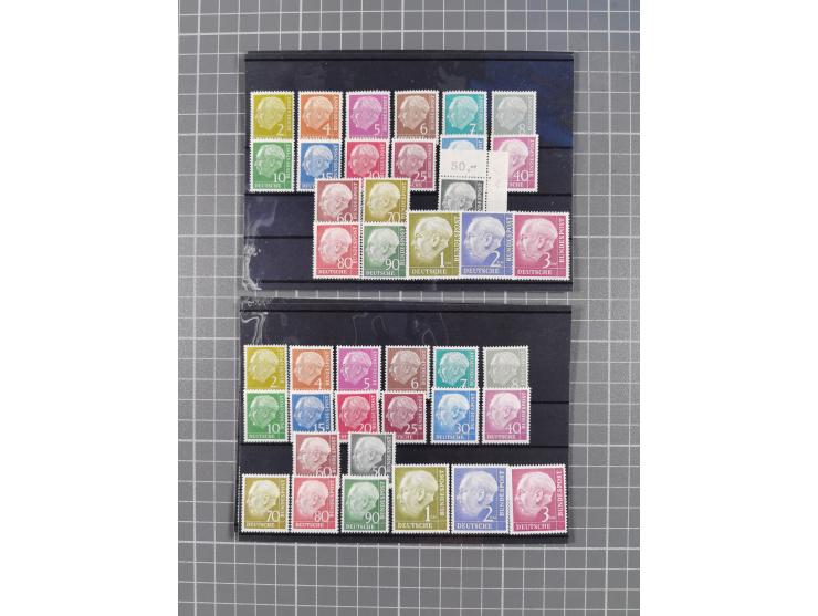 1954/60, Heuß, meist postfrische Lagerpartie, dabei etwa 13 kpl. Sätze und vier 4er-Blocks 50 Pfg., teils signiert, 3 Atteste