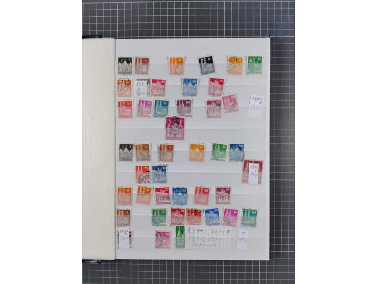 1948, meist postfrischer und gestempelter Bestand “Band/Netz” und “Bauten” mit u.a. Viererblocks, Marken mit Rändern, Bogenec