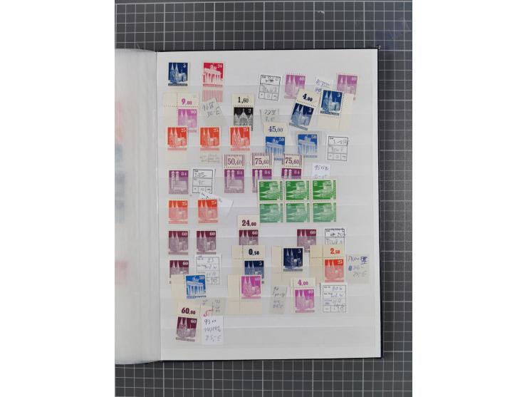 1948, meist postfrischer und gestempelter Bestand “Band/Netz” und “Bauten” mit u.a. Viererblocks, Marken mit Rändern, Bogenec