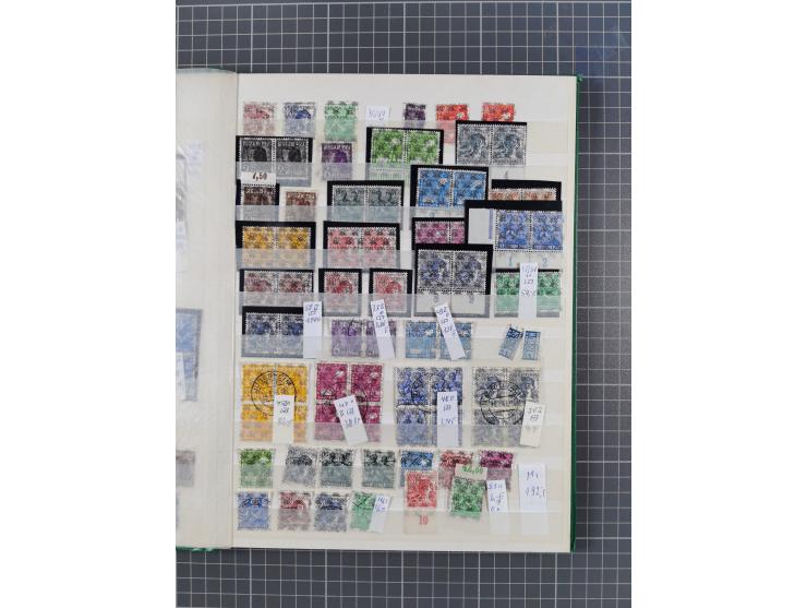 1948, meist postfrischer und gestempelter Bestand “Band/Netz” und “Bauten” mit u.a. Viererblocks, Marken mit Rändern, Bogenec