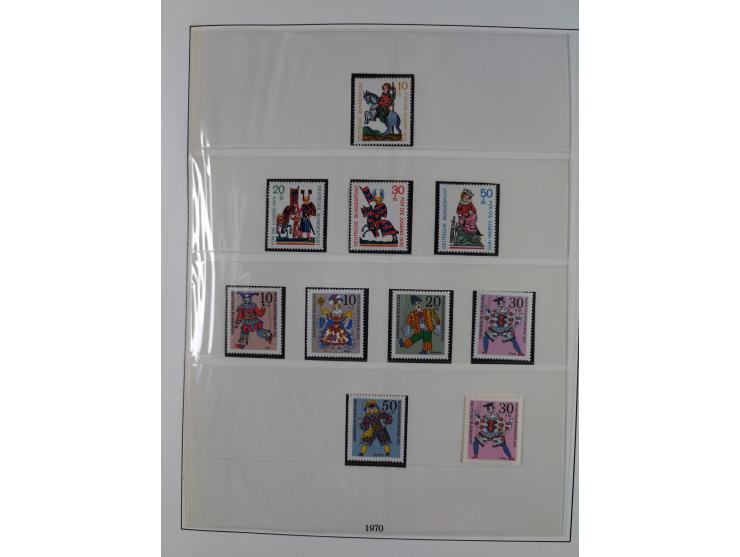 1945/90, ungebrauchte und postfrische Sammlung, oftmals komplett, dabei Bund/Berlin und DDR, DDR mit guten Dienstmarken inkl.