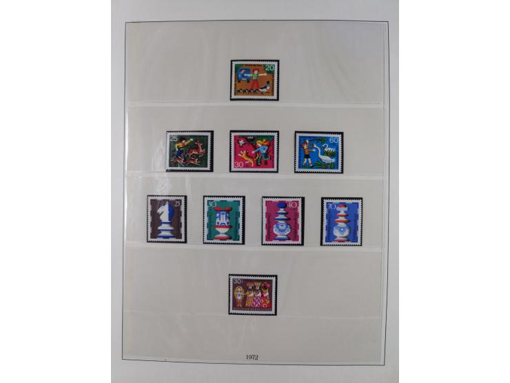 1945/90, ungebrauchte und postfrische Sammlung, oftmals komplett, dabei Bund/Berlin und DDR, DDR mit guten Dienstmarken inkl.