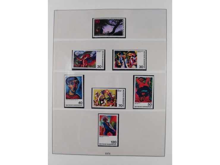 1945/90, ungebrauchte und postfrische Sammlung, oftmals komplett, dabei Bund/Berlin und DDR, DDR mit guten Dienstmarken inkl.