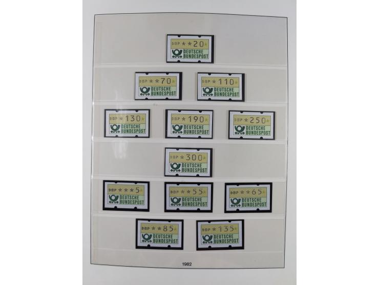 1945/90, ungebrauchte und postfrische Sammlung, oftmals komplett, dabei Bund/Berlin und DDR, DDR mit guten Dienstmarken inkl.