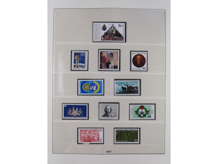 1945/90, ungebrauchte und postfrische Sammlung, oftmals komplett, dabei Bund/Berlin und DDR, DDR mit guten Dienstmarken inkl.