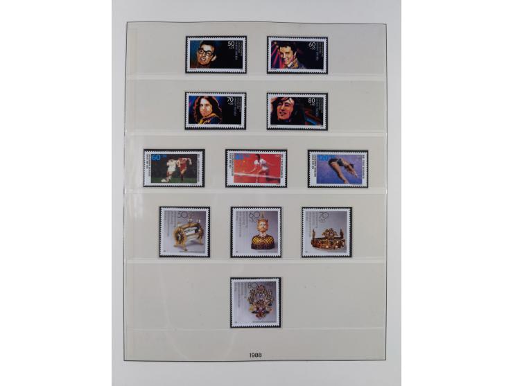 1945/90, ungebrauchte und postfrische Sammlung, oftmals komplett, dabei Bund/Berlin und DDR, DDR mit guten Dienstmarken inkl.