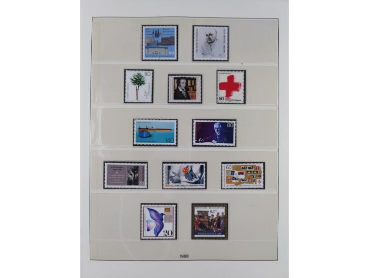 1945/90, ungebrauchte und postfrische Sammlung, oftmals komplett, dabei Bund/Berlin und DDR, DDR mit guten Dienstmarken inkl.