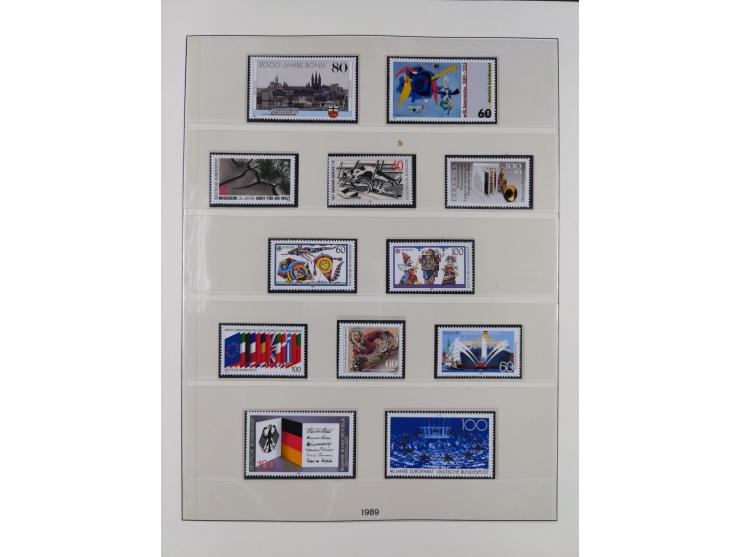 1945/90, ungebrauchte und postfrische Sammlung, oftmals komplett, dabei Bund/Berlin und DDR, DDR mit guten Dienstmarken inkl.