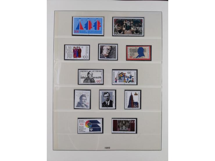 1945/90, ungebrauchte und postfrische Sammlung, oftmals komplett, dabei Bund/Berlin und DDR, DDR mit guten Dienstmarken inkl.