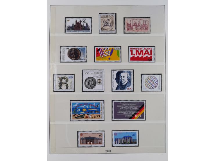 1945/90, ungebrauchte und postfrische Sammlung, oftmals komplett, dabei Bund/Berlin und DDR, DDR mit guten Dienstmarken inkl.