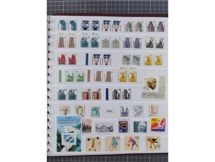 1945/90, ungebrauchte und postfrische Sammlung, oftmals komplett, dabei Bund/Berlin und DDR, DDR mit guten Dienstmarken inkl.
