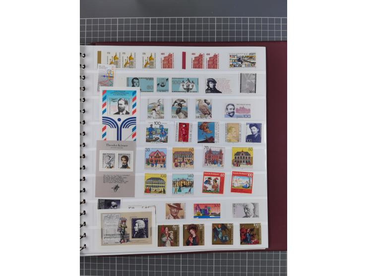 1945/90, ungebrauchte und postfrische Sammlung, oftmals komplett, dabei Bund/Berlin und DDR, DDR mit guten Dienstmarken inkl.