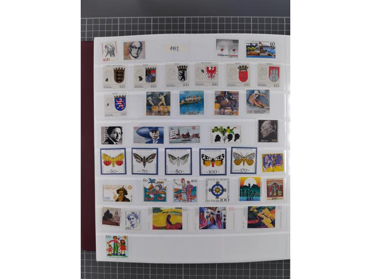 1945/90, ungebrauchte und postfrische Sammlung, oftmals komplett, dabei Bund/Berlin und DDR, DDR mit guten Dienstmarken inkl.