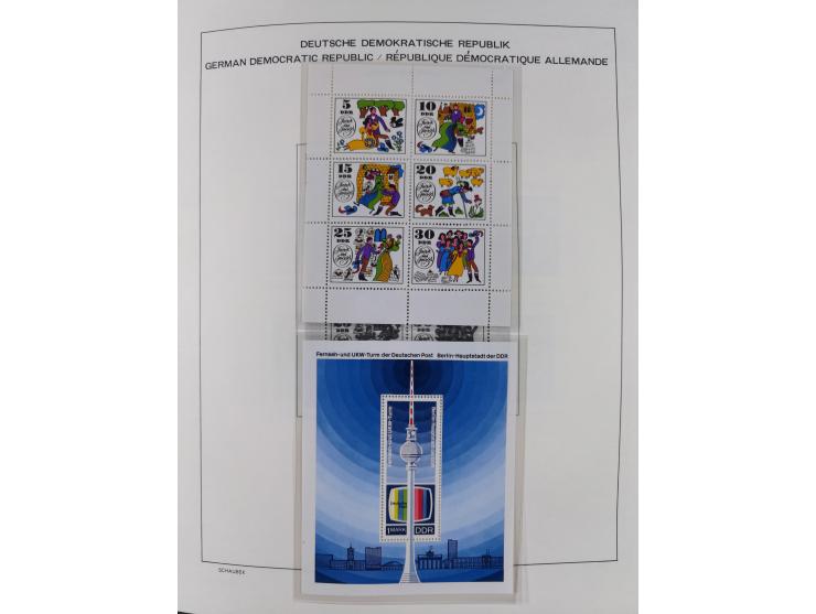 1945/90, ungebrauchte und postfrische Sammlung, oftmals komplett, dabei Bund/Berlin und DDR, DDR mit guten Dienstmarken inkl.