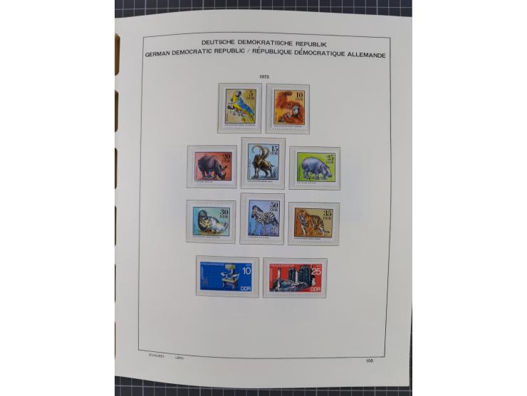 1945/90, ungebrauchte und postfrische Sammlung, oftmals komplett, dabei Bund/Berlin und DDR, DDR mit guten Dienstmarken inkl.