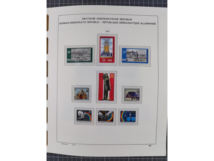 1945/90, ungebrauchte und postfrische Sammlung, oftmals komplett, dabei Bund/Berlin und DDR, DDR mit guten Dienstmarken inkl.