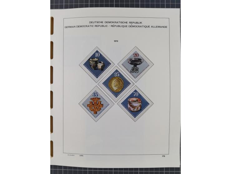 1945/90, ungebrauchte und postfrische Sammlung, oftmals komplett, dabei Bund/Berlin und DDR, DDR mit guten Dienstmarken inkl.