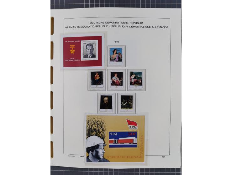 1945/90, ungebrauchte und postfrische Sammlung, oftmals komplett, dabei Bund/Berlin und DDR, DDR mit guten Dienstmarken inkl.