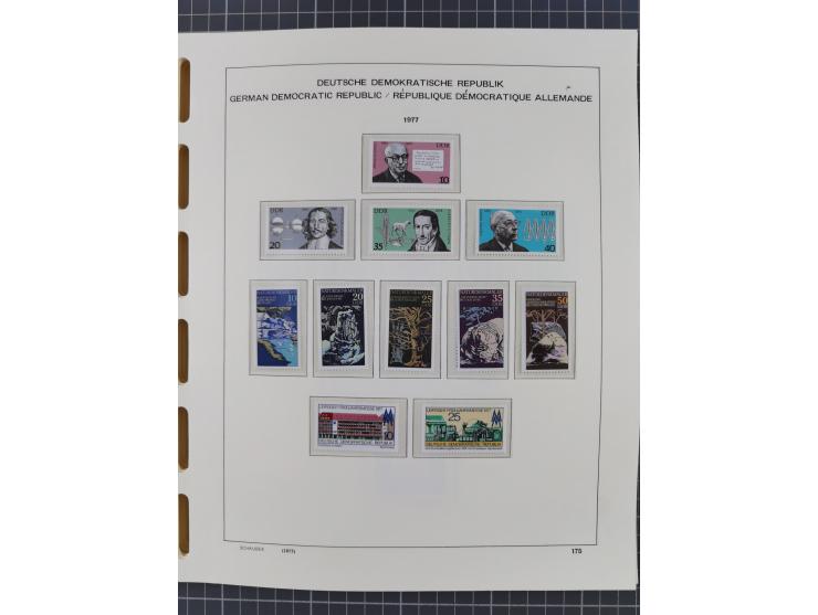 1945/90, ungebrauchte und postfrische Sammlung, oftmals komplett, dabei Bund/Berlin und DDR, DDR mit guten Dienstmarken inkl.