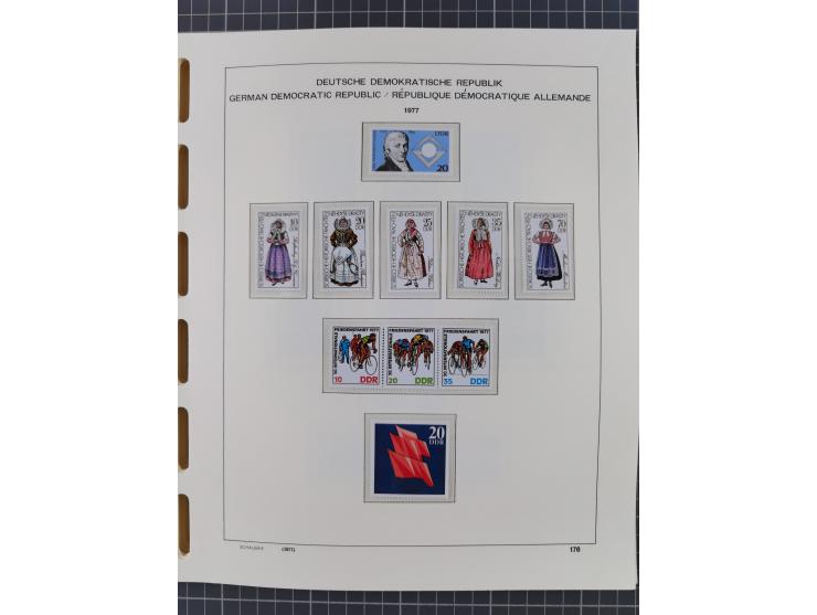 1945/90, ungebrauchte und postfrische Sammlung, oftmals komplett, dabei Bund/Berlin und DDR, DDR mit guten Dienstmarken inkl.