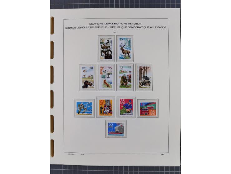 1945/90, ungebrauchte und postfrische Sammlung, oftmals komplett, dabei Bund/Berlin und DDR, DDR mit guten Dienstmarken inkl.