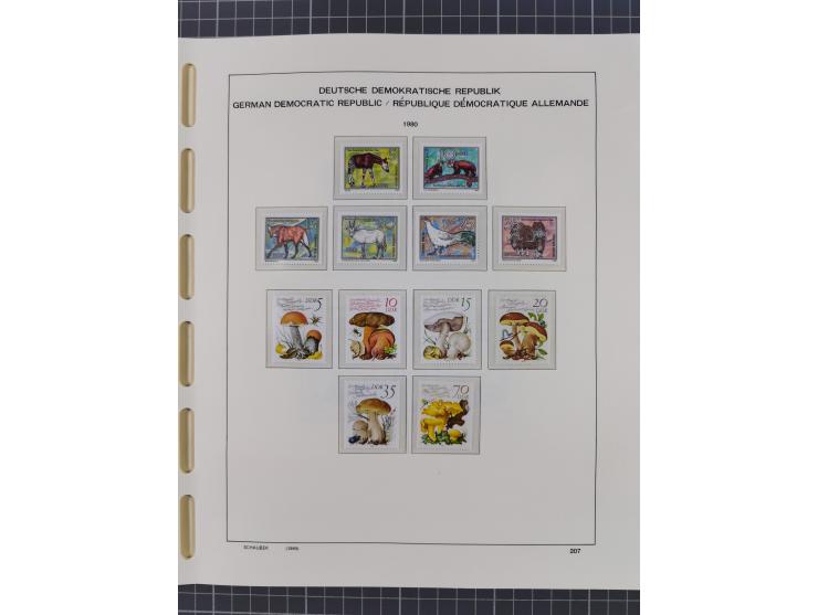 1945/90, ungebrauchte und postfrische Sammlung, oftmals komplett, dabei Bund/Berlin und DDR, DDR mit guten Dienstmarken inkl.