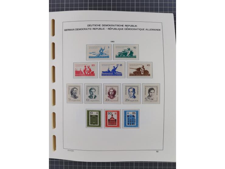 1945/90, ungebrauchte und postfrische Sammlung, oftmals komplett, dabei Bund/Berlin und DDR, DDR mit guten Dienstmarken inkl.