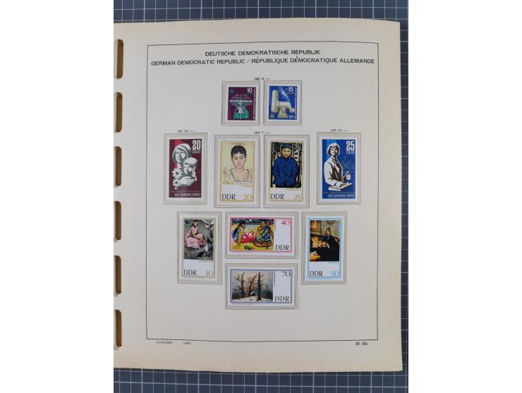 1945/90, ungebrauchte und postfrische Sammlung, oftmals komplett, dabei Bund/Berlin und DDR, DDR mit guten Dienstmarken inkl.