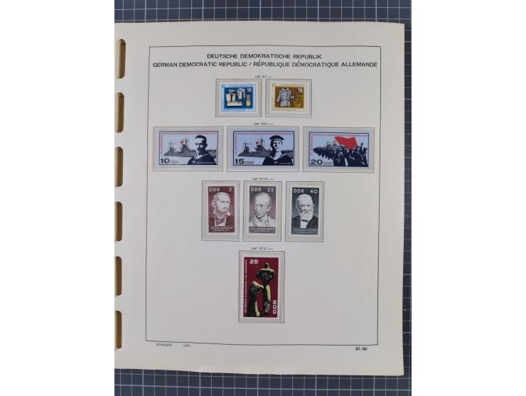 1945/90, ungebrauchte und postfrische Sammlung, oftmals komplett, dabei Bund/Berlin und DDR, DDR mit guten Dienstmarken inkl.