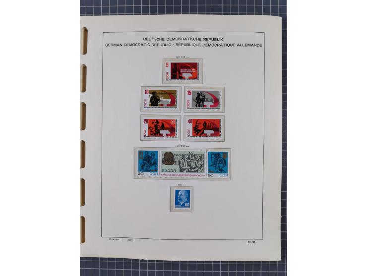 1945/90, ungebrauchte und postfrische Sammlung, oftmals komplett, dabei Bund/Berlin und DDR, DDR mit guten Dienstmarken inkl.