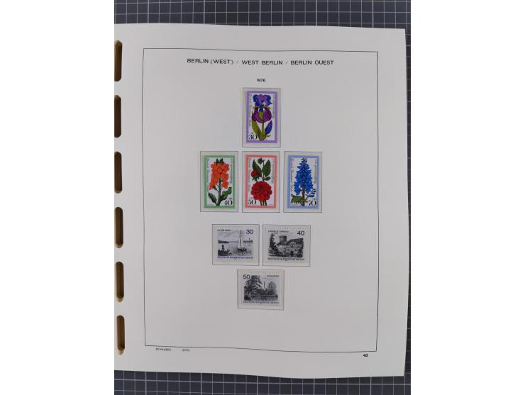 1945/90, ungebrauchte und postfrische Sammlung, oftmals komplett, dabei Bund/Berlin und DDR, DDR mit guten Dienstmarken inkl.